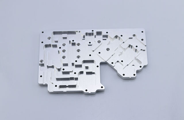 淺談一下CNC加工如何實(shí)現(xiàn)嚴(yán)格CNC加工通訊零件的公差問題？